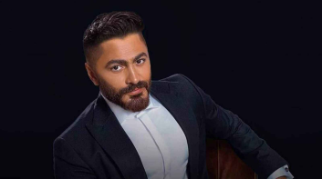 القبلات تضع تامر حسني في مواقف محرجة